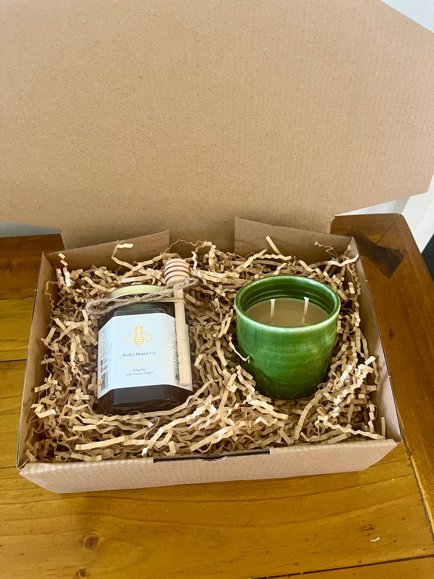 Green 2-wick beeswax candle and honey gift box