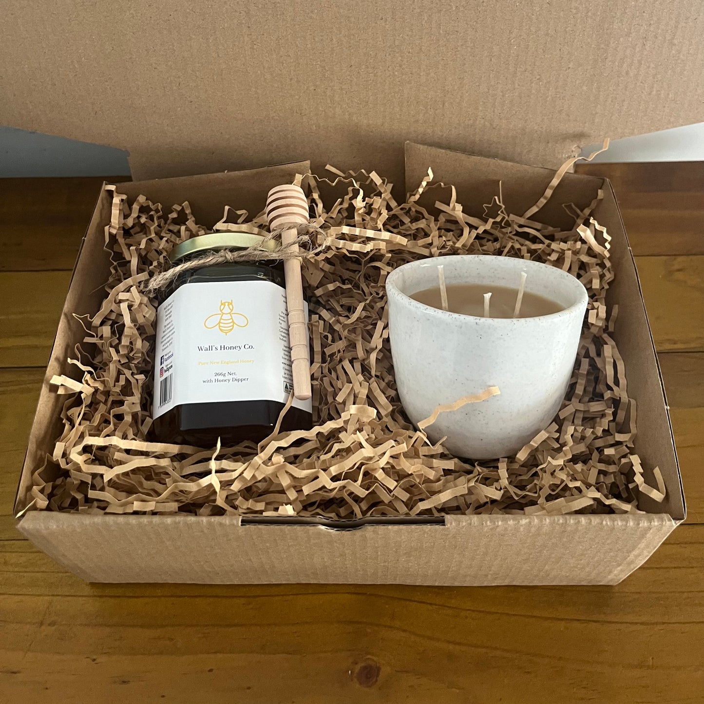 White 3-wick pottery candle and honey gift box