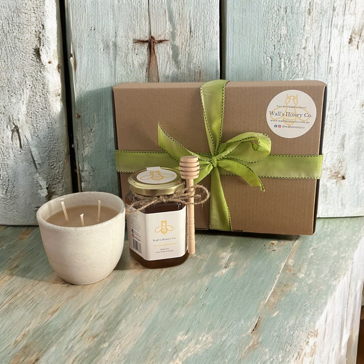 White 3-wick pottery candle and honey gift box